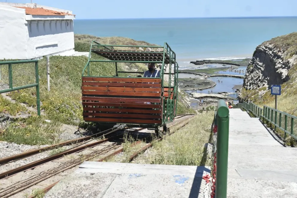 El carro de acceso a la playa en La Lobería. Foto: archivo