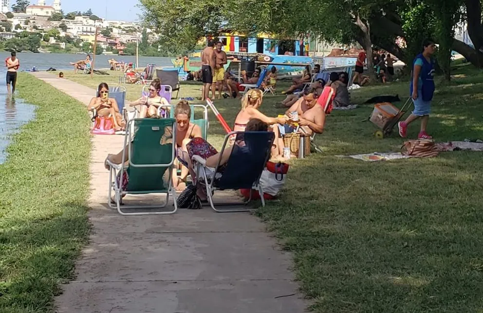 Peleas por los espacios en la costanera y en defensa de los vendedores ambulantes
