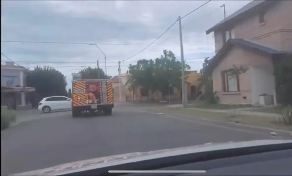 No respetan ni la sirena: por negligencia casi choca con el camión de bomberos
