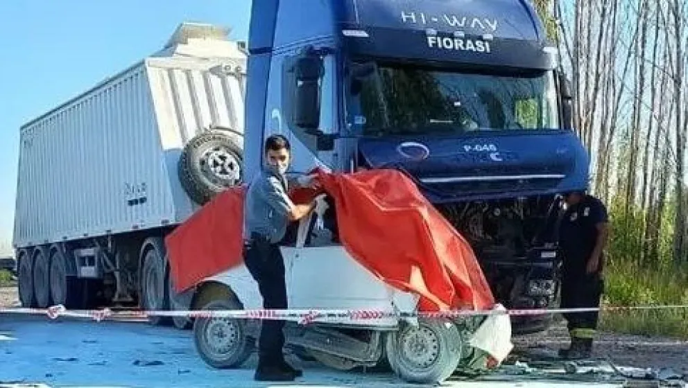 Un joven dejó de existir tras un choque frontal con un camión