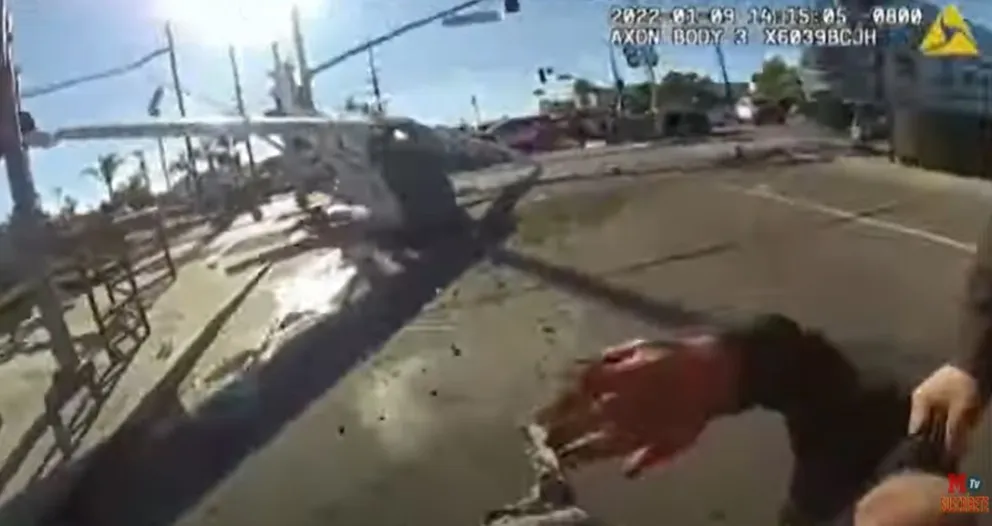 VIDEO: Así rescataron al piloto de una avioneta que se estrelló y casi lo atropella un tren