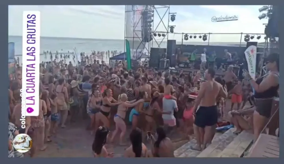 "El trencito del covid": una multitud bailó sin ningún tipo de cuidados en la cuarta bajada de Las Grutas