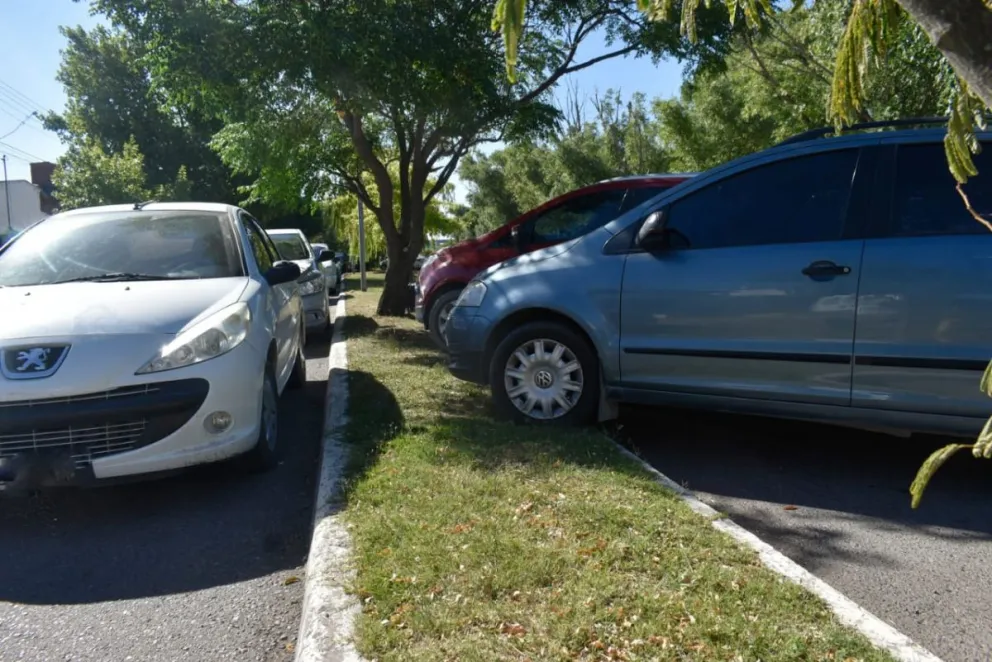 Dale que va: La mala costumbre de estacionar en cualquier lado con tal de estar cerca del río