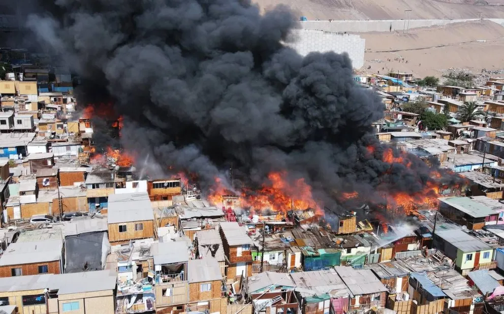 Impactante: un incendio destruyó 100 casas en Iquique, Chile