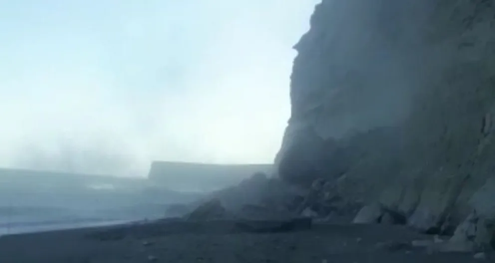Video: Enorme susto por el derrumbe de un acantilado en Playa Bonita