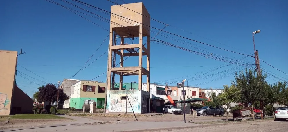 Misterio en la calle: encuentran un arma en el barrio Currú Leuvú