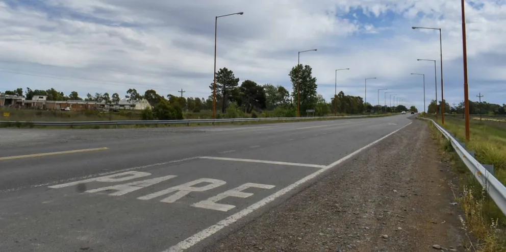 Un carro gastronómico quedó averiado y tirado en la ruta 3 tras un vuelco