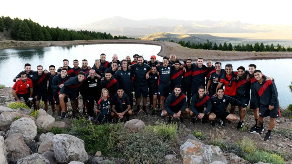 River causa furor en San Martín de los Andes: hasta los policías se sacan fotos con Gallardo