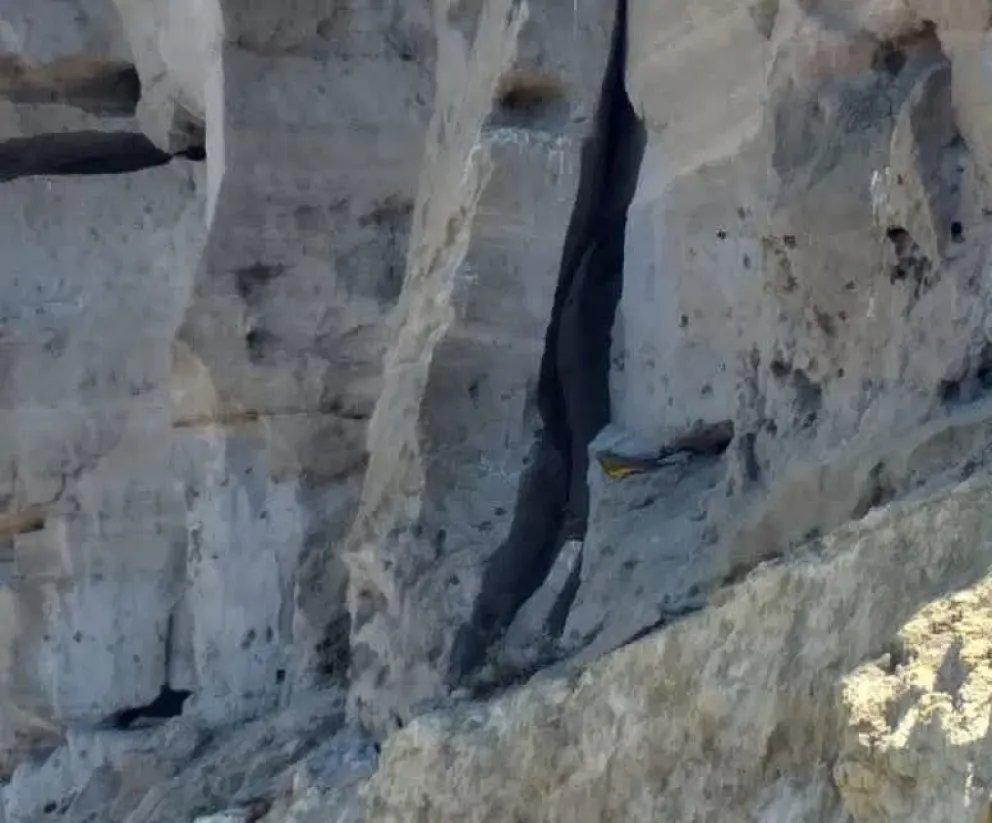 Aumentó considerablemente el riesgo de derrumbe del acantilado y delimitan zonas de riesgo en La Lobería