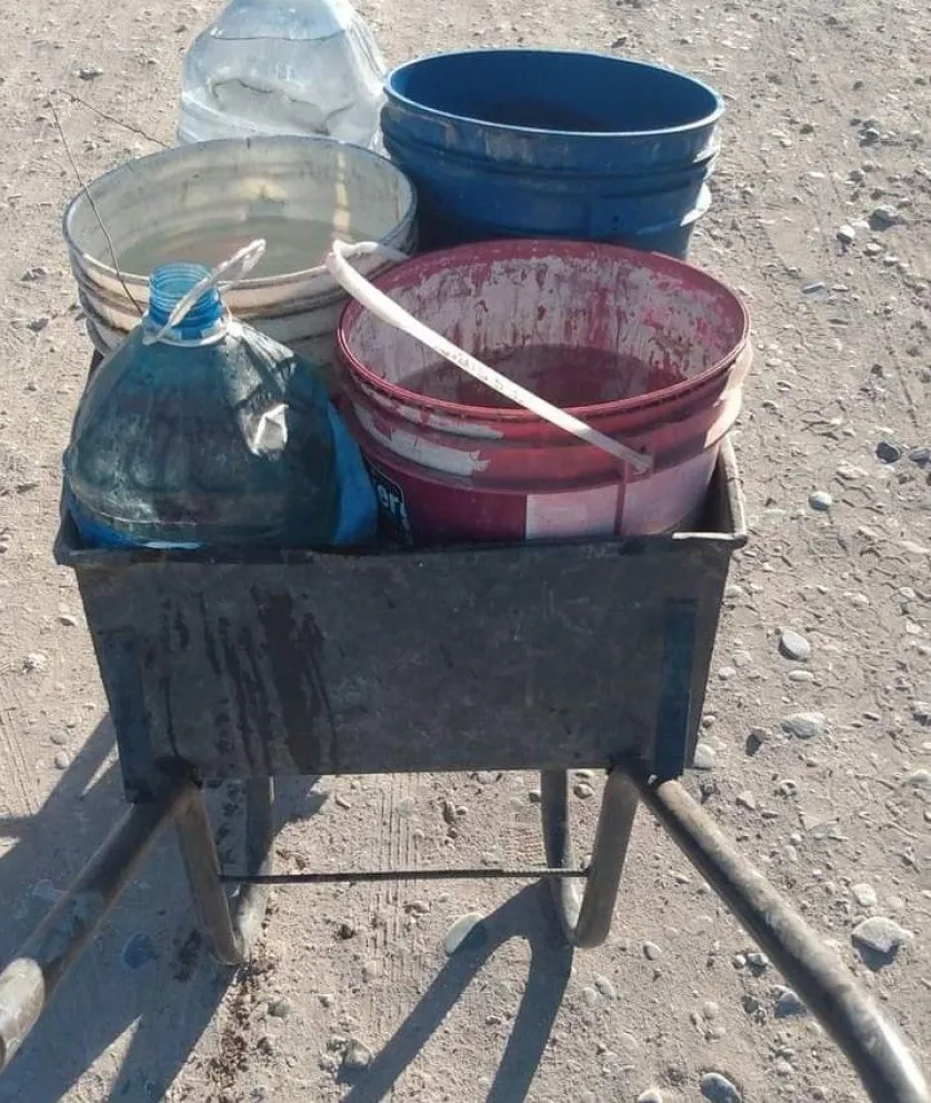Un mes sin servicio: andan con carretillas llenas de bidones por falta de agua 