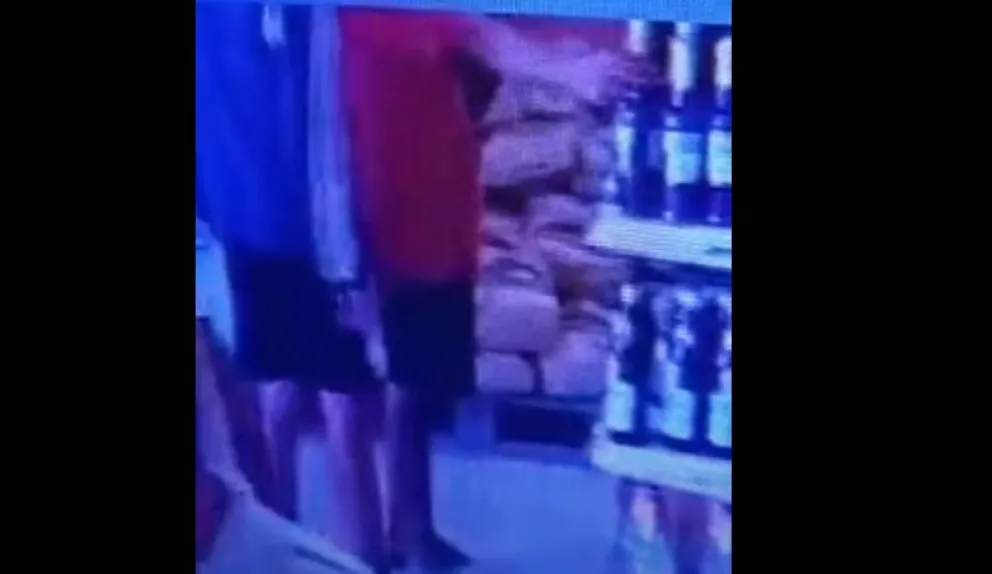 Los agarraron en off side: dos menores robaron bebidas alcohólicas en un minimercado