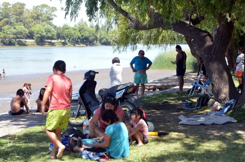 El clima en Viedma y Patagones invita a tomar mate en la costa por la tarde