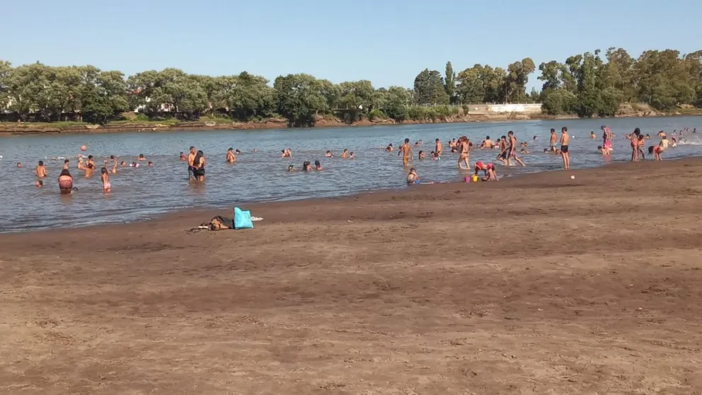 Una multitud disfrutó del río para resistir los 42 grados de calor
