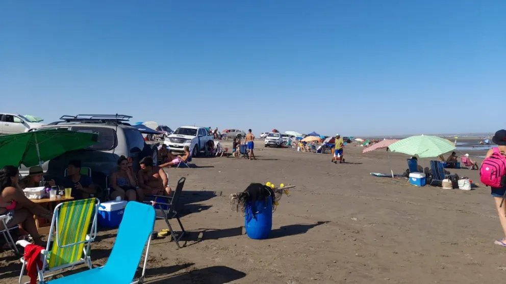Miles de personas encararon hacia el mar para superar el agobio