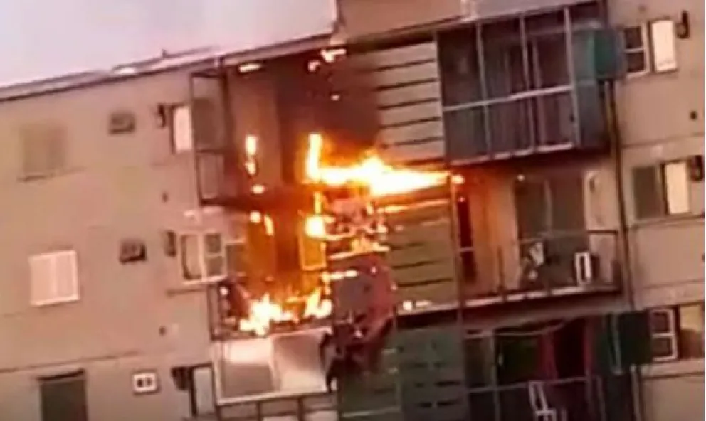 Tragedia: Se incendió el aire acondicionado, lo quiso apagar con agua y murió electrocutado