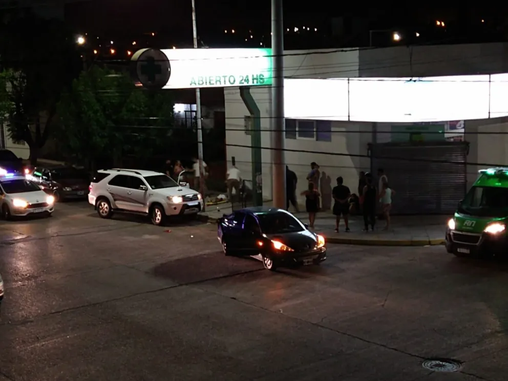 Un choque nocturno en pleno centro de Viedma dejó dos heridos