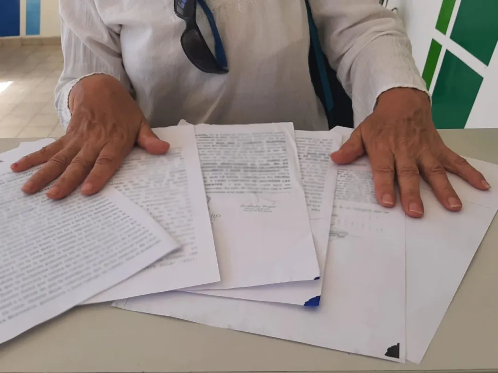 Una vecina colecciona denuncias contra sus vecinos: hay acusaciones de acoso, golpes y hasta le dejaron fotos pornográficas