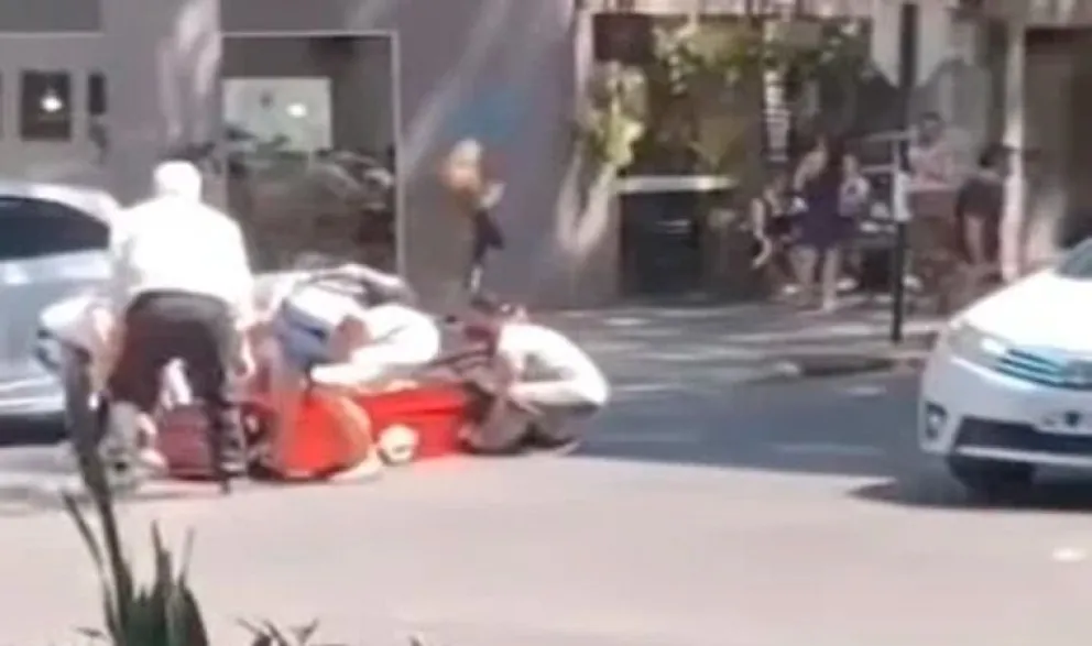 Un coche fúnebre perdió un féretro en pleno centro ante el estupor de transeúntes