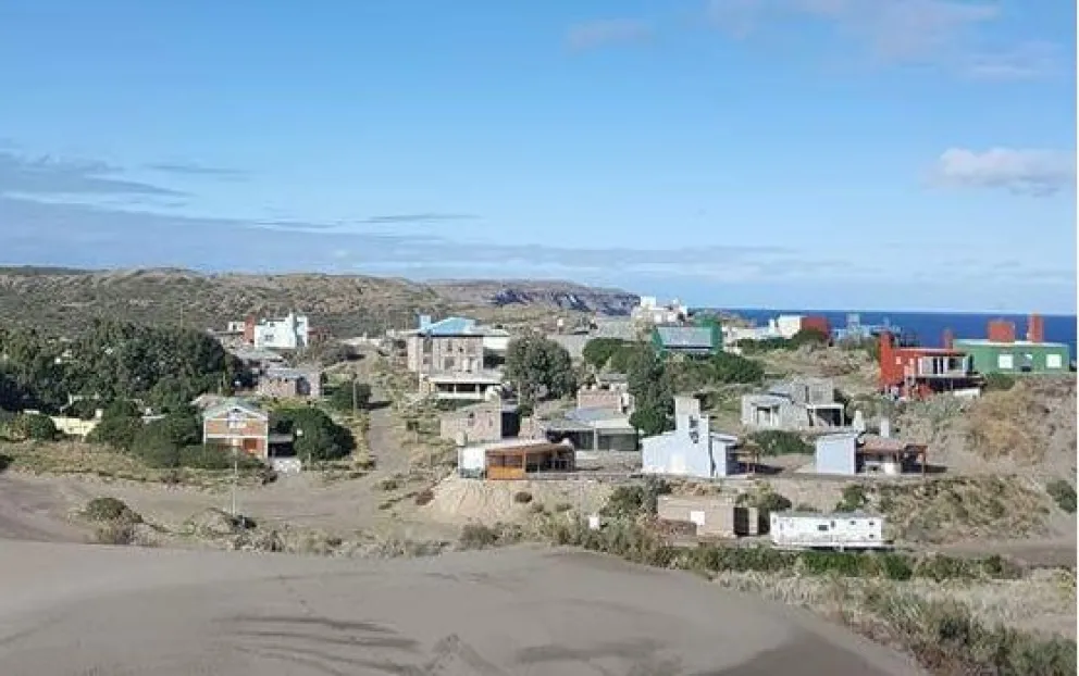 Está cortado el tránsito entre Bahía Creek y Caleta de los loros para autos comunes por culpa de los médanos