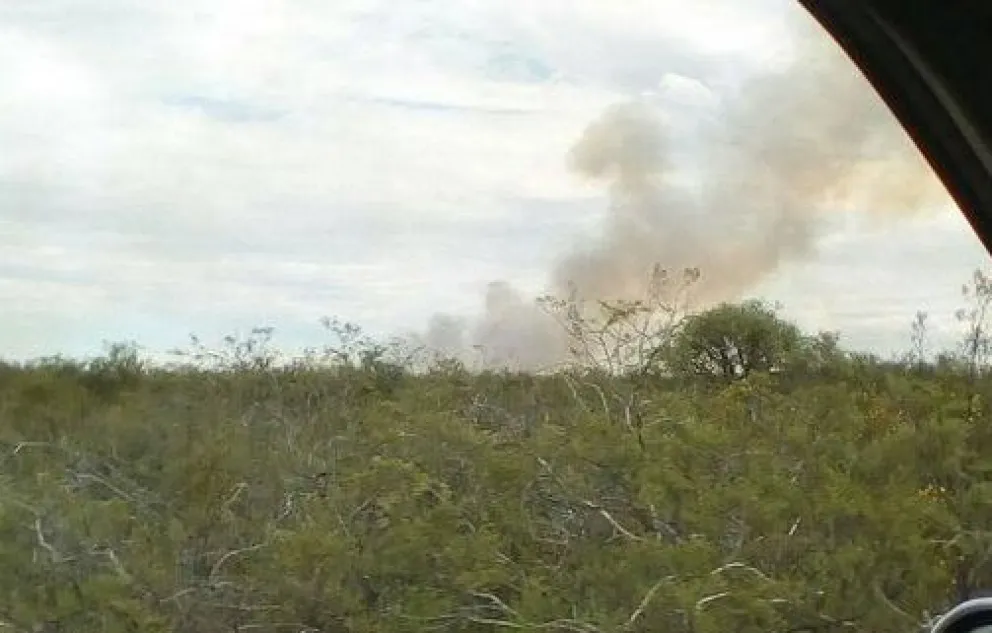 Bomberos voluntarios combaten un incendio en campos de Guardia Mitre