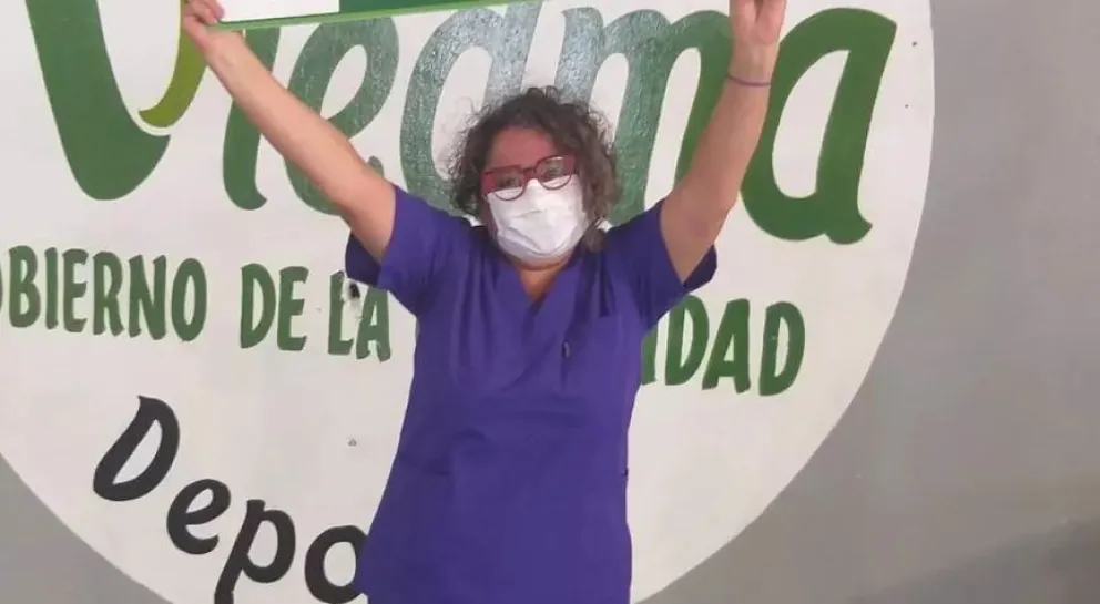 Una militante en defensa de la salud pública se toma un recreo