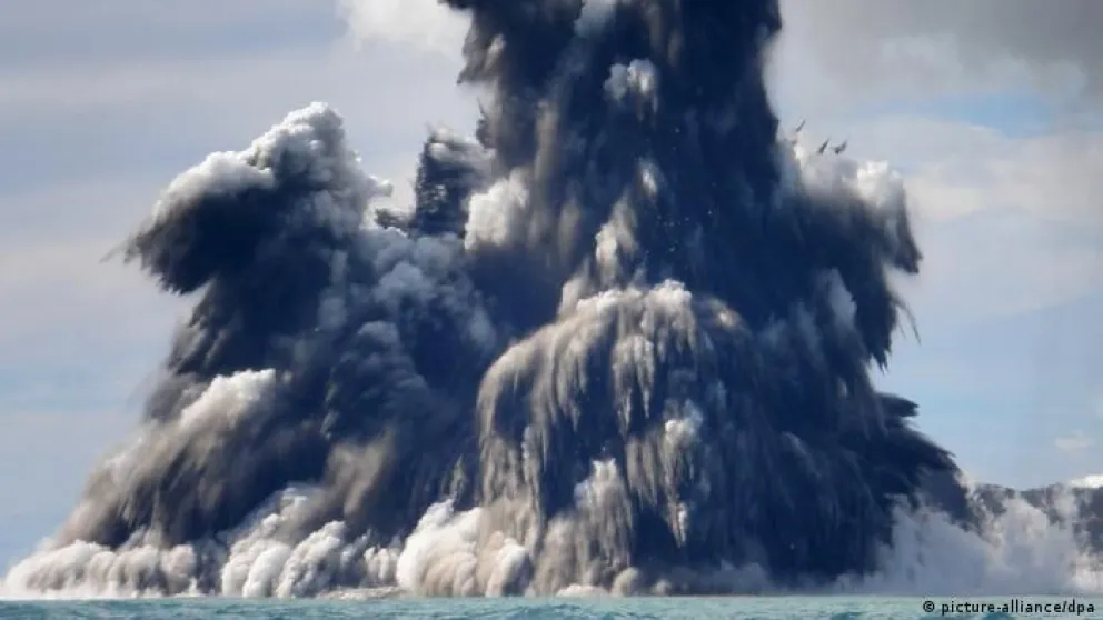 La erupción de un volcán submarino produce un tsunami en isla de Tonga