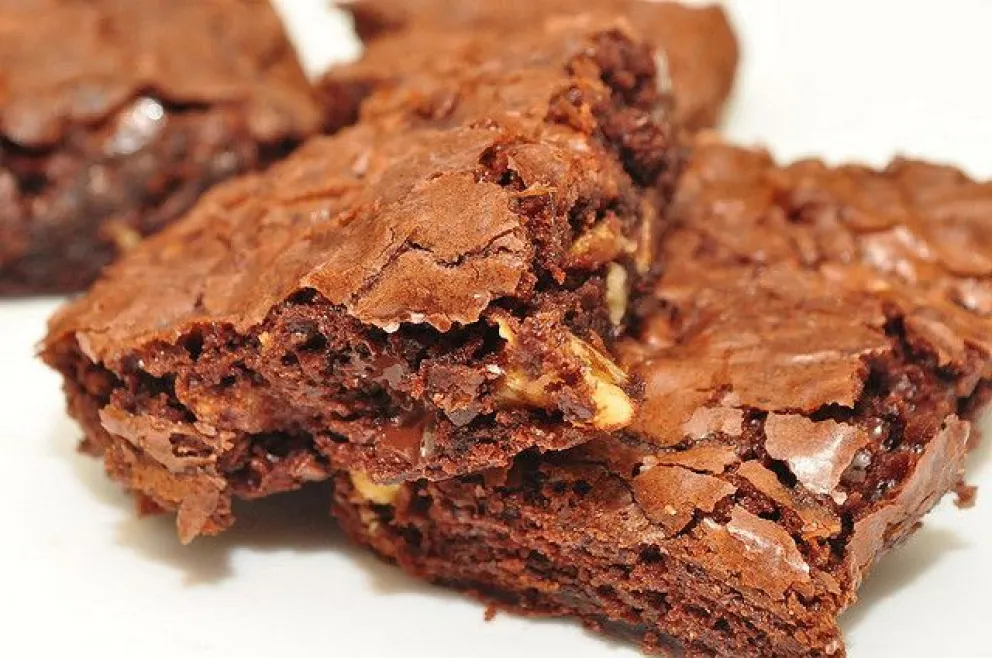 Brownie casero, suave por dentro y crujiente por fuera