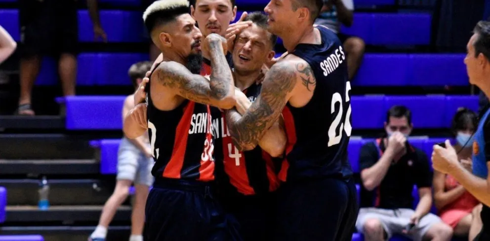 Video: El viedmense Lucas Pérez le dio la victoria a San Lorenzo con un triple salvador