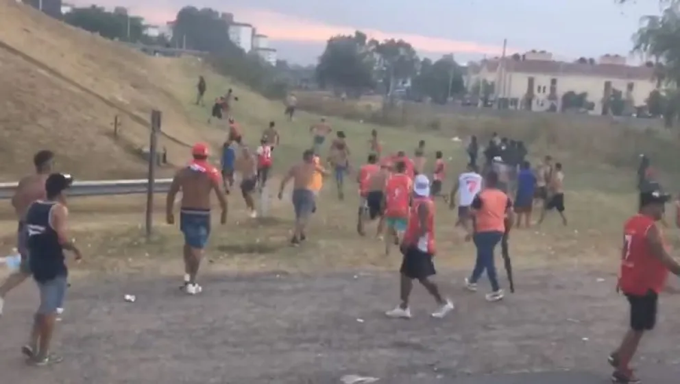 Un muerto durante un enfrentamiento entre la barra de Independiente y piqueteros