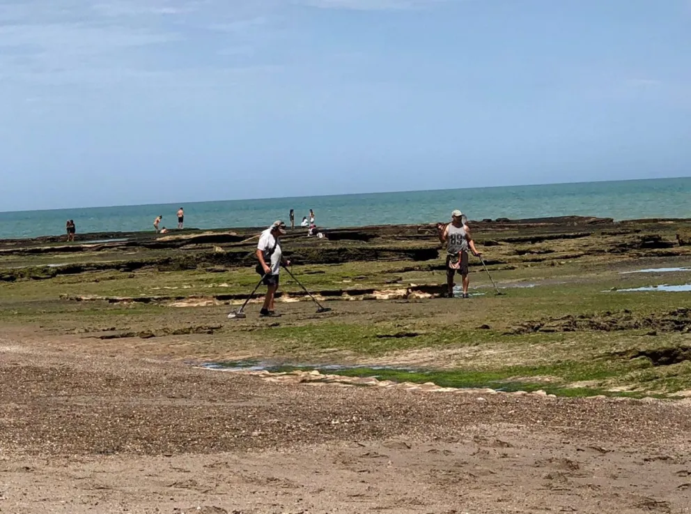 Los buscadores de tesoros captan la atención de todos en las playas de Viedma