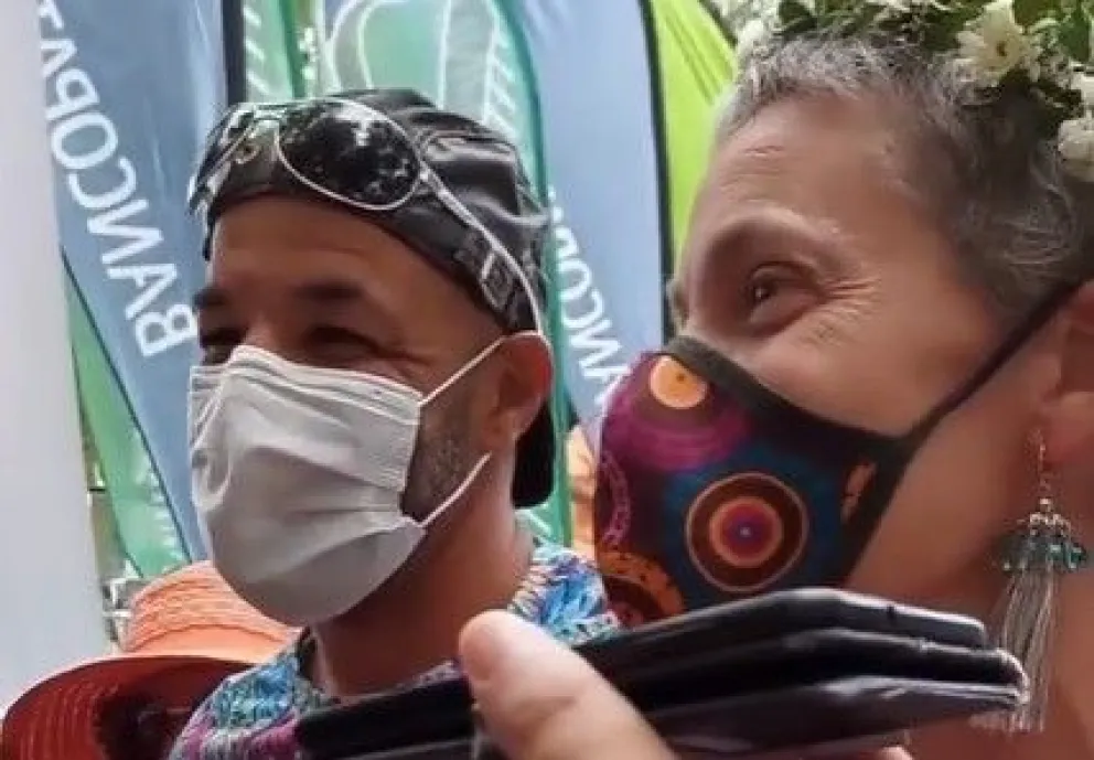 Se casaron a orillas del río cuando llegó la regata