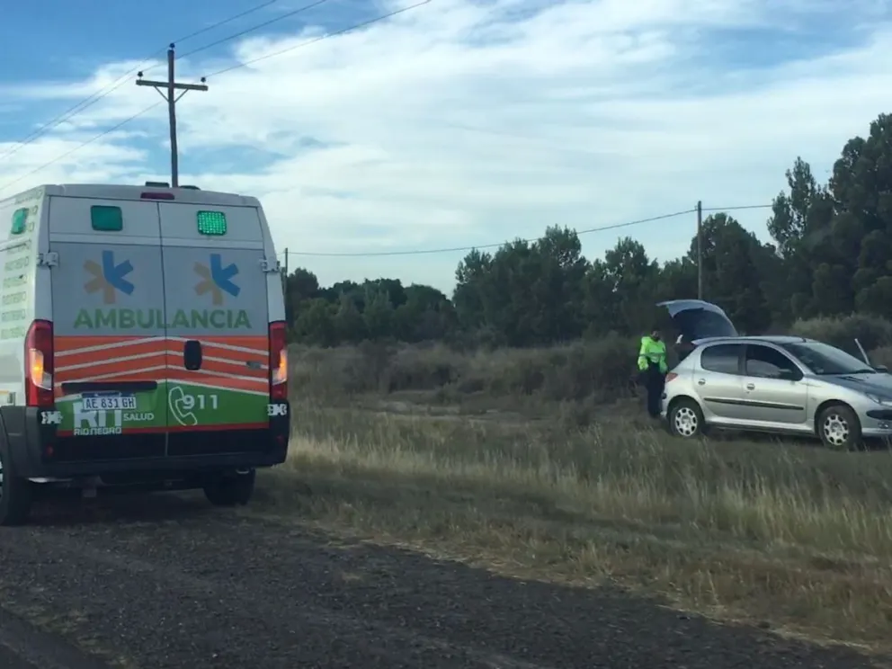 Una mujer sufrió un susto al reventar el neumático del vehículo en el camino a El Cóndor