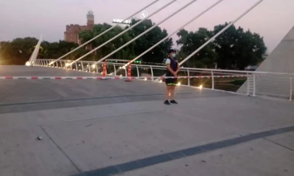 Un turista intentó sacarse una selfie en un puente peatonal y cayó al vacío 