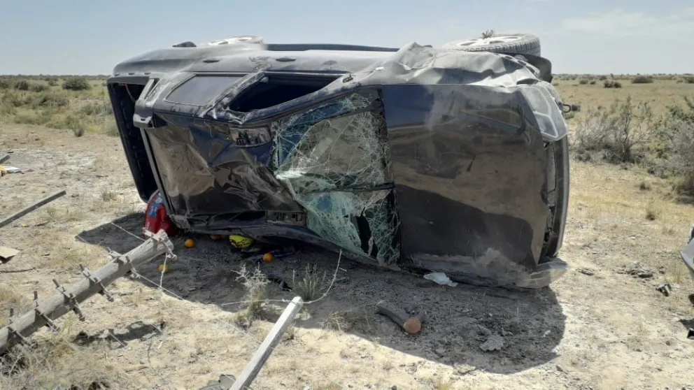  Imágenes impactantes: un reconocido funcionario de Viedma volcó camino a Bahía Creek