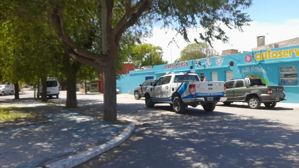 La escena se produjo entre la sala de salud y la terminal de la villa marítima viedmense. Foto Archivo.