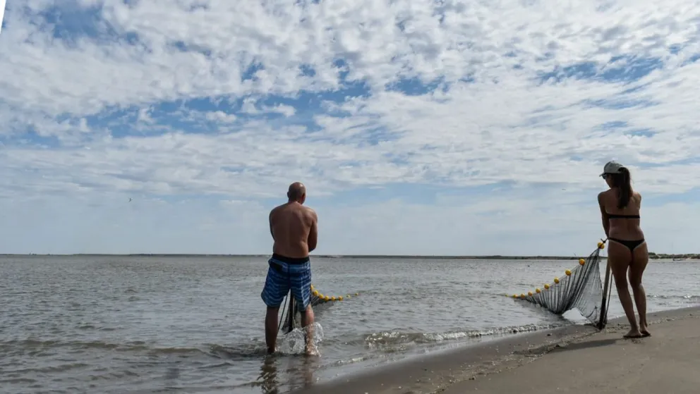 Volvió el calor, y la pesca con red permitió llenar baldes con pejerreyes en El Cóndor