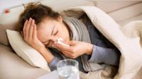 Cómo distinguir la cepa ómicron del resfrío y la gripe
