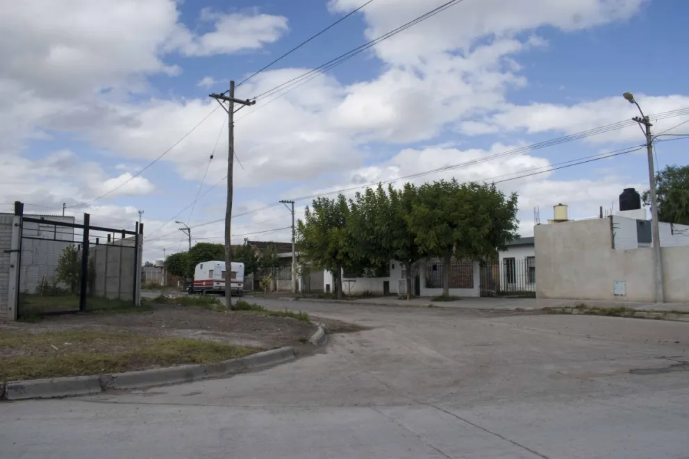 Le rompieron la puerta del auto en un intento de robo registrado en Santa Clara 