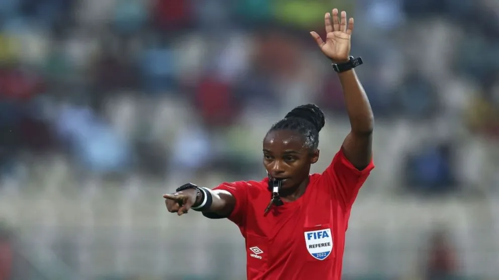 Salima Mukansanga es la primera arbitra en dirigir un partido en la Copa África 