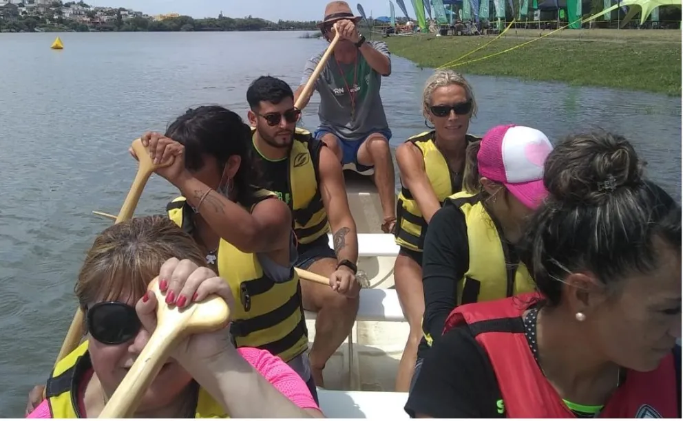 La Regata del Río Negro dio velocidad al programa que invita remar contra el cáncer de mama