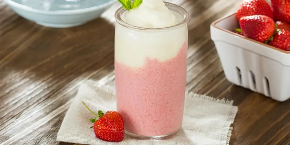 Mirá cómo hacer frappé de frutilla: original y con frutas de estación