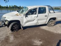 Una camioneta se despistó en la Costanera: gracias a un árbol no terminó en el río