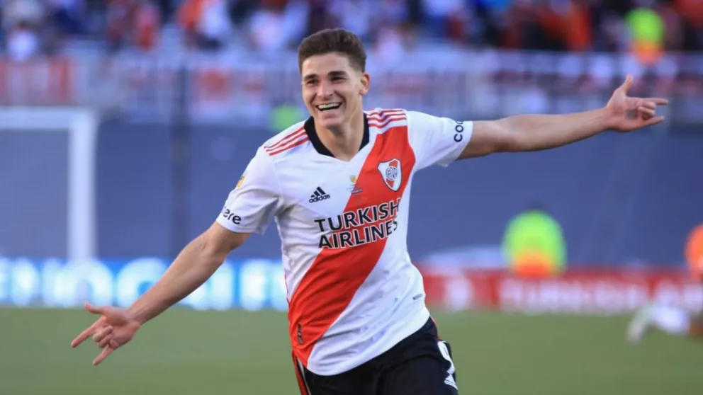 Un gigante europeo avanza para llevarse a Julián Álvarez y ya presentó una oferta