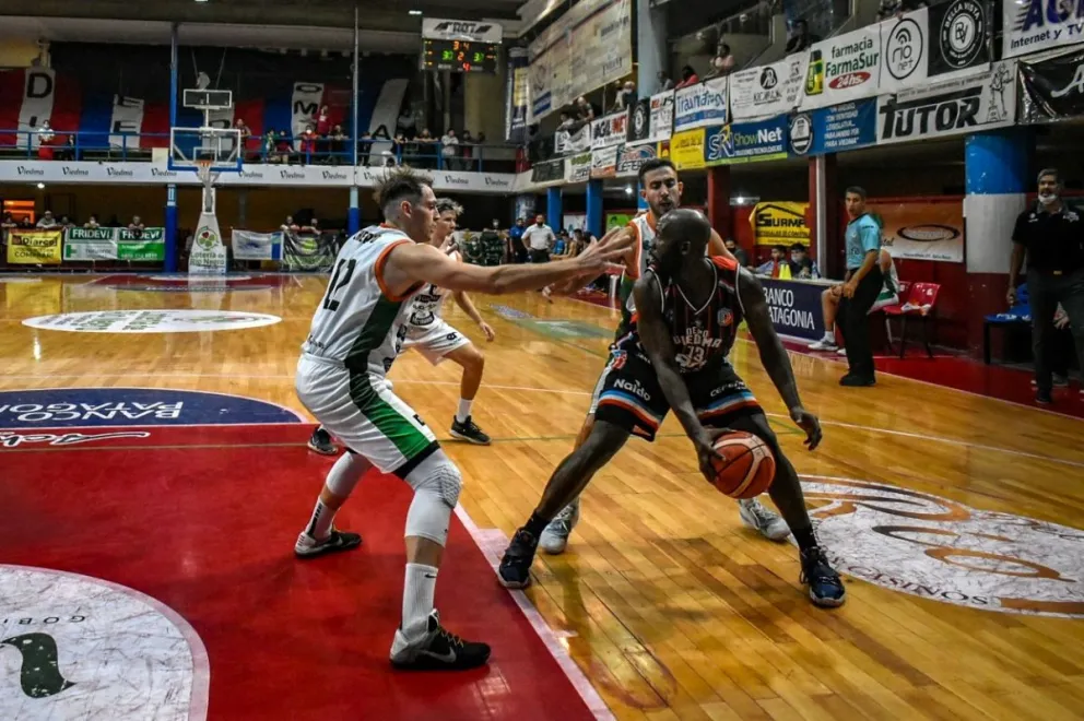 Depo Viedma sostuvo el liderazgo: Remontada y victoria en la última bola