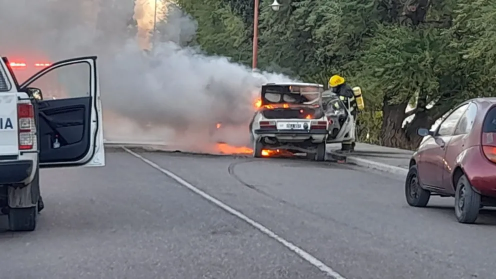 Un R 12 totalmente destruido en Patagones al tomar fuego el tanque de GNC