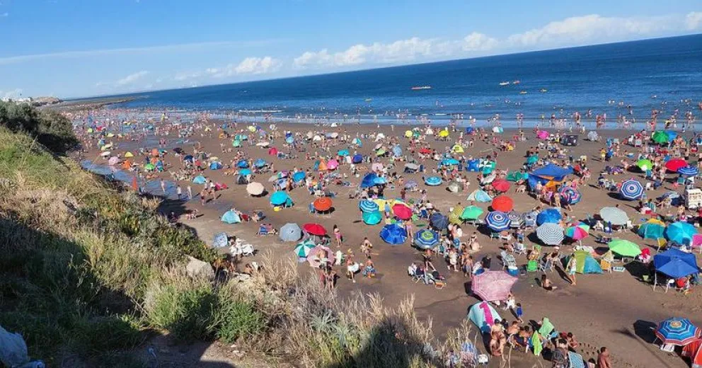 Llegaron, bajaron a la playa y cuando subieron ya no tenían valijas