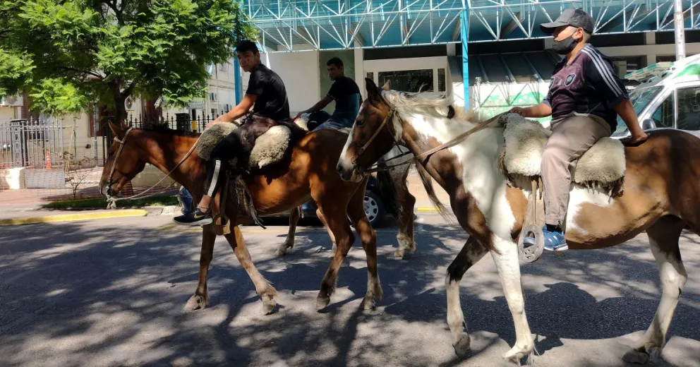 A caballo por el centro de Viedma para pedir la liberación de Nahuelguer