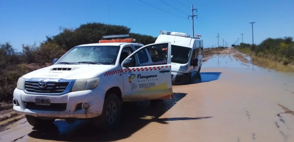 Intensas tareas de remolque y ayuda a turistas encajados en los caminos a San Blas y La Baliza
