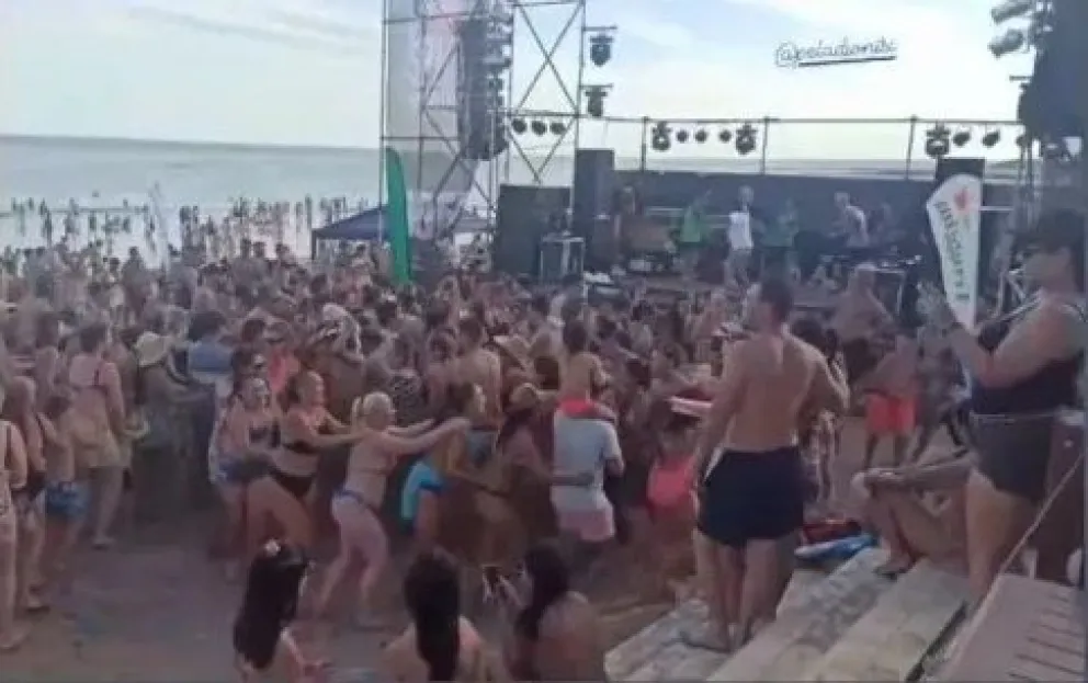 Las Grutas: luego del “trencito del covid”, se suspendieron los recitales en playa 