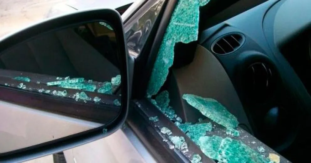 Discutieron en la calle y le rompió un vidrio del auto con la reposera